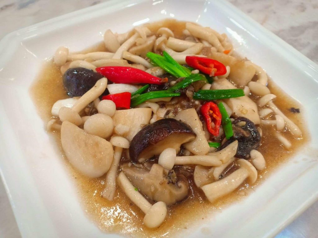 タイ料理　Stir fried mushrooms with oyster sauce（マッシュルームのオイスターソース炒め）