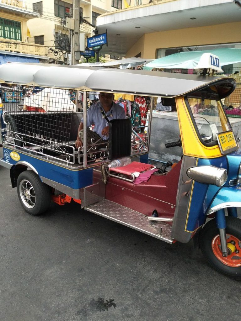 タイ　トゥクトゥク　乗り物　移動手段