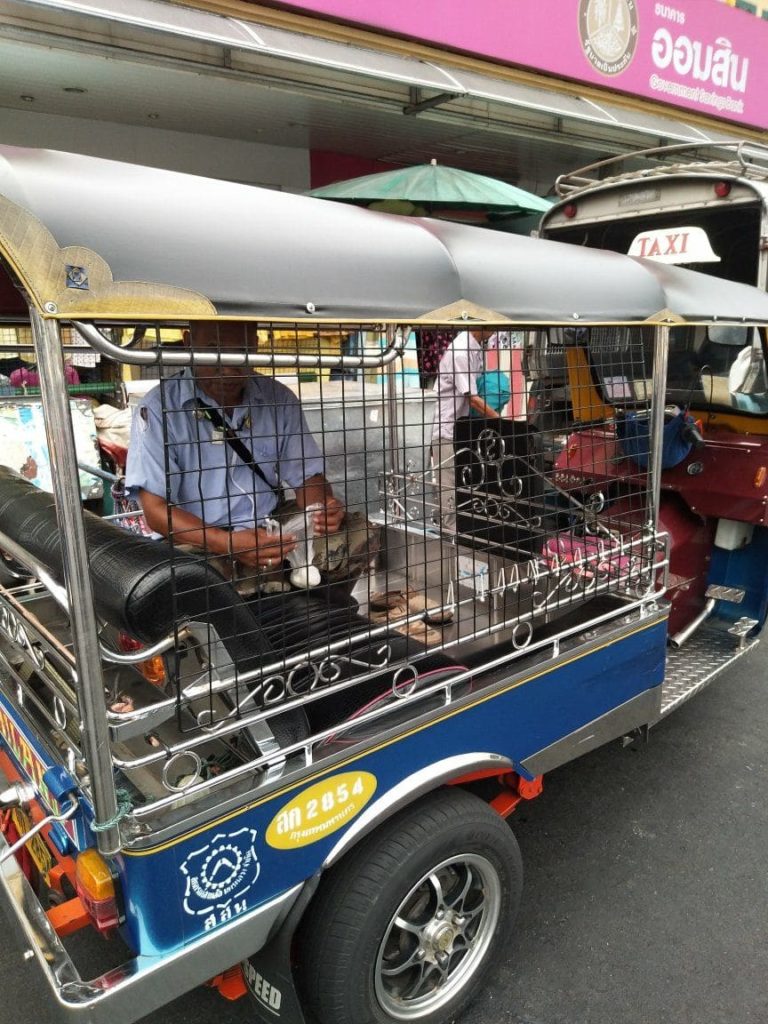 タイ　トゥクトゥク　乗り物　移動手段